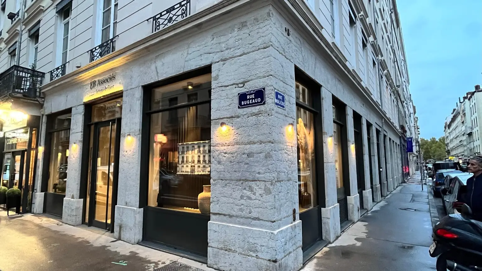 L'angle de la rue Bugeaud et la vitrine de l'agence EB Associés