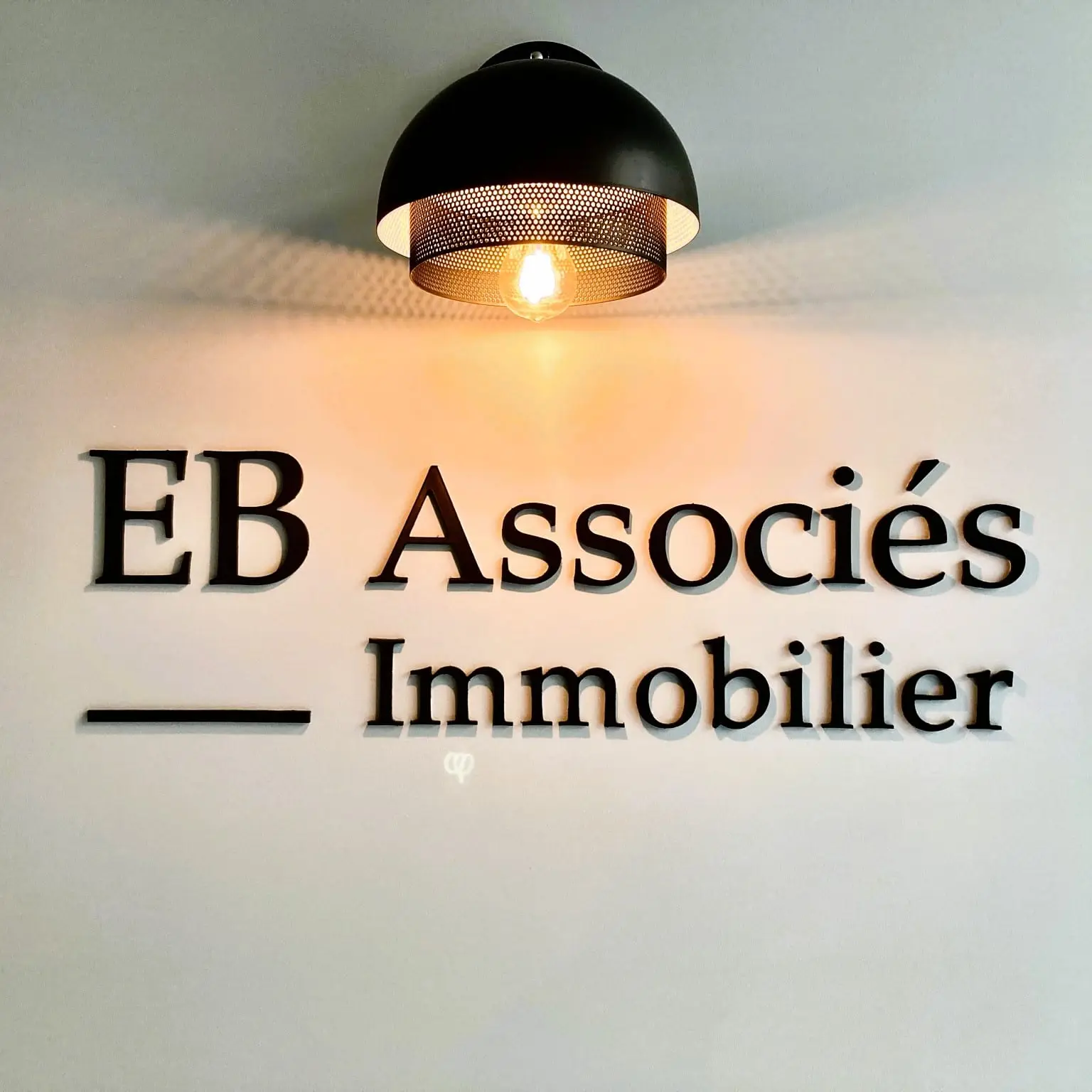 Enseigne EB Associés Immobilier dans l'agence