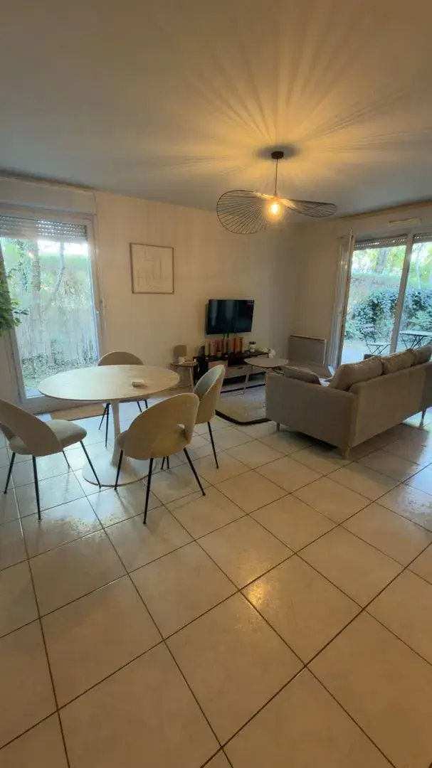 Appartement à louer à Bron — photo 1