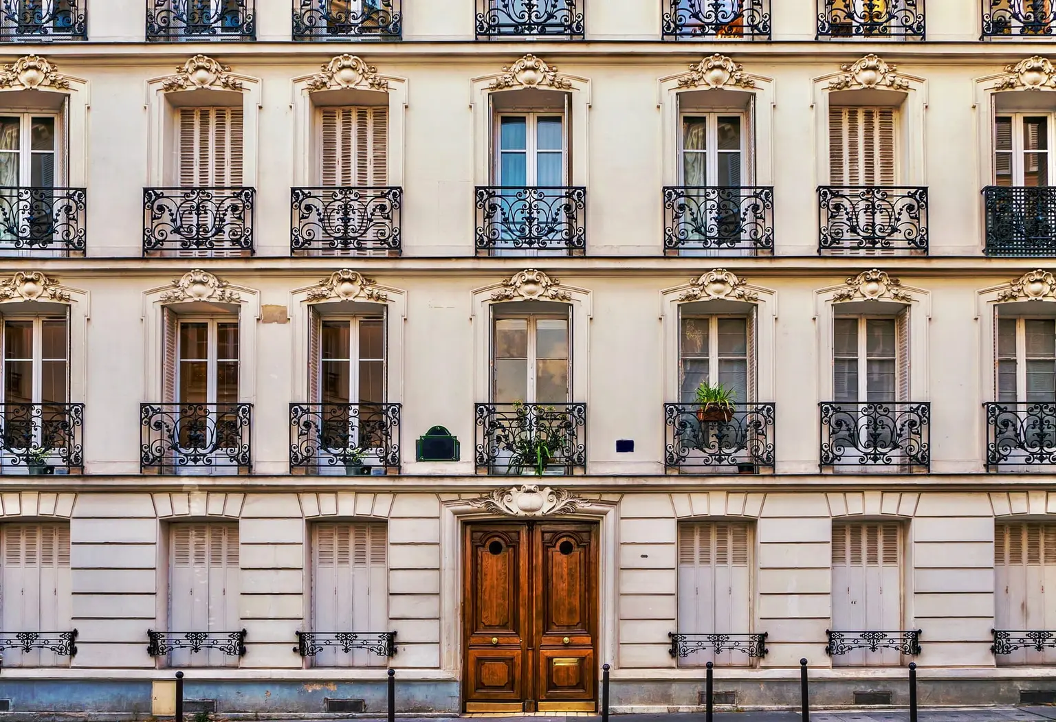 Façade d'immeuble haussmannien, balcons en fer forgé