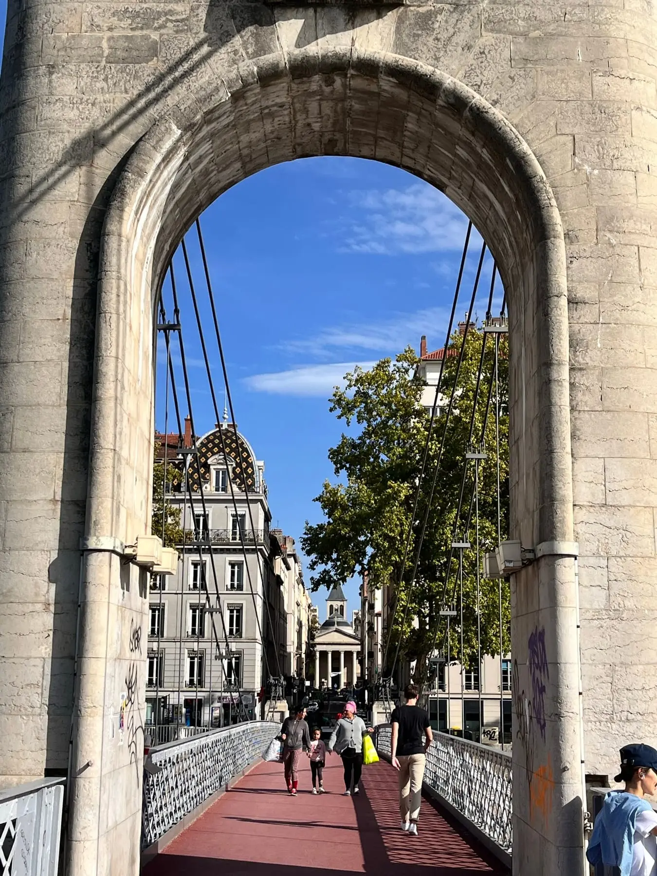 Le Rhône et les immeubles du 6e arrondissement depuis la passerelle du Collège