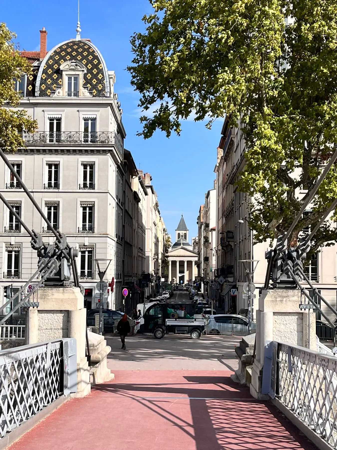 Rue du 6e arrondissement de Lyon, immeubles haussmanniens et clocher au fond